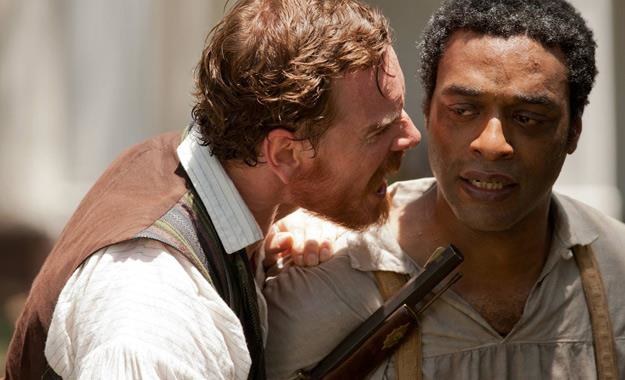 Chiwetel Ejiofor i Michael Fassbender w filmie "Zniewolony. 12 Years a Slave" /materiały dystrybutora