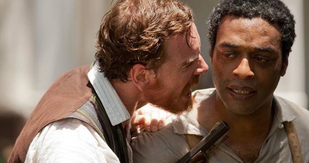 Chiwetel Ejiofor i Michael Fassbender w filmie "Zniewolony. 12 Years a Slave" /materiały dystrybutora