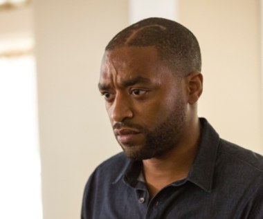 Chiwetel Ejiofor w scenie z filmu "Psy mafii"