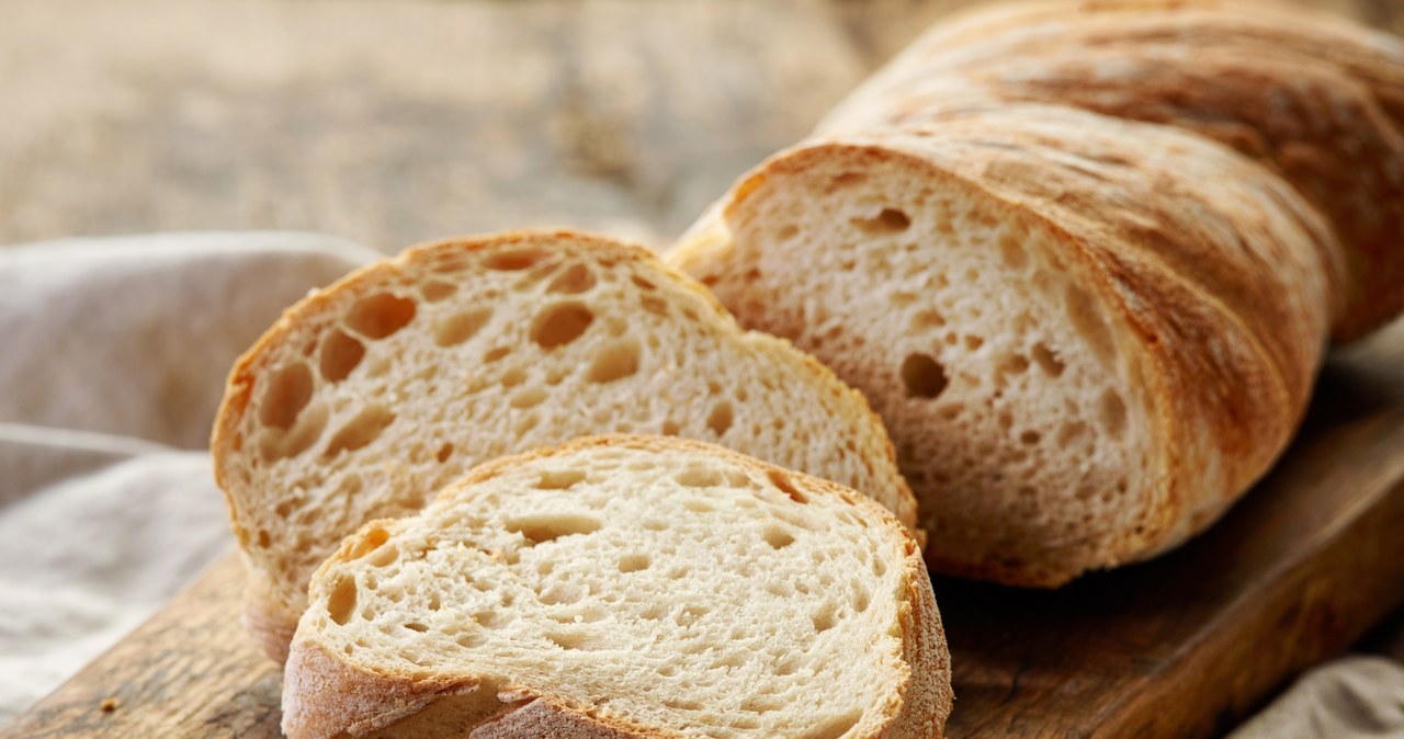 Chleb najlepiej przechowywać w lnianym worku, a potem w chlebaku /123RF/PICSEL