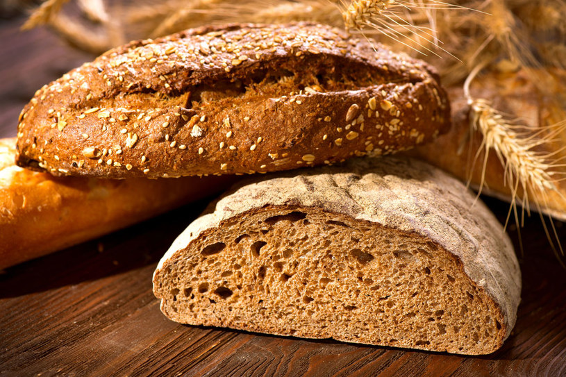 Chleb powininien być przechowywany w drewnianym pojemniku /123RF/PICSEL