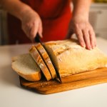 Chleb świeży przez wiele dni? Oto prosty trik od babci, który działa najlepiej!