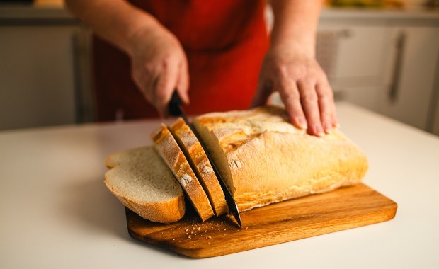Chleb świeży przez wiele dni? Oto prosty trik od babci, który działa najlepiej!