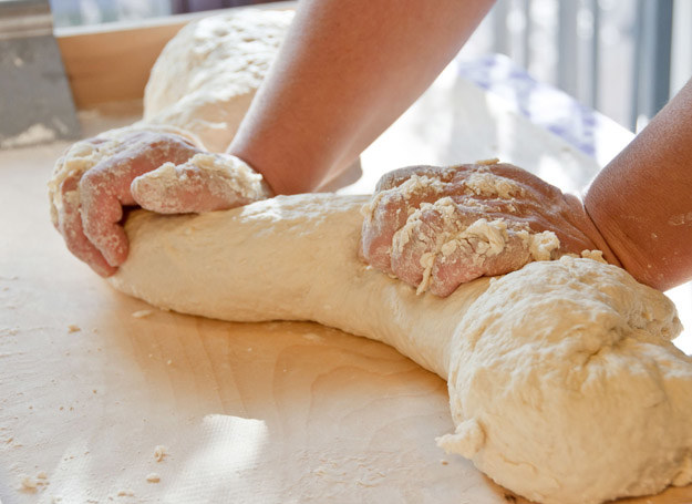 Chleb upieczony w domu smakuje wyśmienicie /123RF/PICSEL