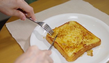 Chleb w jajku to nadal przysmak w wielu domach. Dodaj te przyprawę, smakuje o niebo lepiej