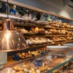 Chleb "wiejski", bułka "babuni", bochenek "staropolski". Jak oszukują w piekarniach