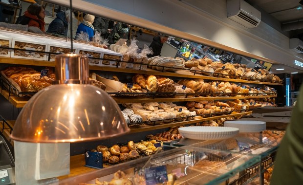 Chleb "wiejski", bułka "babuni", bochenek "staropolski". Jak oszukują w piekarniach