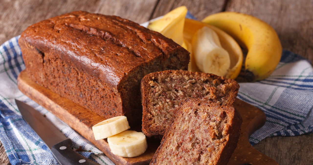 Chlebek bananowy to amerykańskie ciasto, które przypomina słodki chleb /123RF/PICSEL