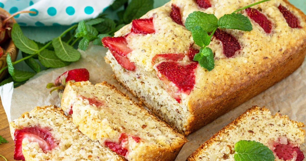 Chlebek truskawkowy to prosty do zrobienia deser /elenahramowa /123RF/PICSEL