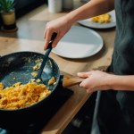 Chłodna jajecznica – tylko niesmaczna czy także groźna dla zdrowia?