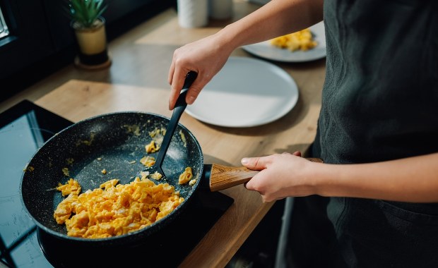 Chłodna jajecznica – tylko niesmaczna czy także groźna dla zdrowia?