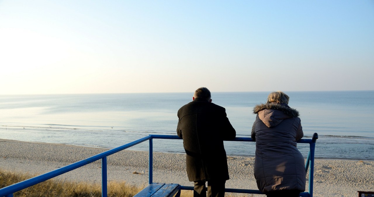 Chłodniejsze powietrze, szum fal i spokój pustych plaż tworzą atmosferę sprzyjającą wyciszeniu. /Bartlomiej Magierowski /East News