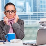 Chłodno w biurze albo na hali? Prawo stanowi jasno: Pracodawca musi reagować