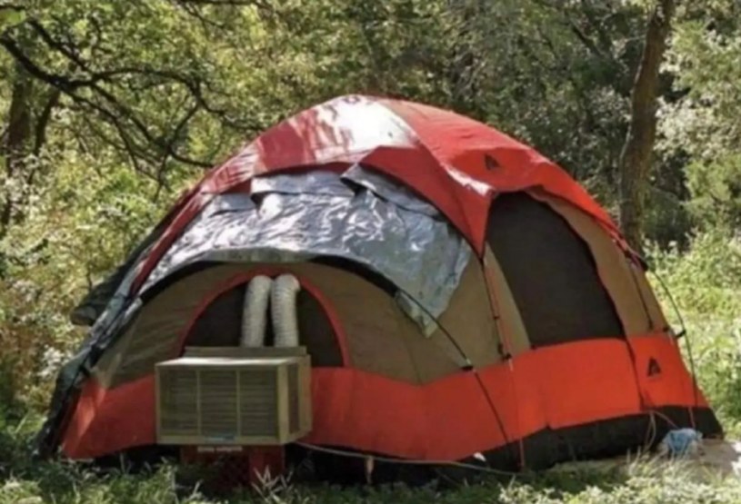 Chłodzenie namiotów za pomocą klasycznego klimatyzatora jest możliwe tylko tam, gdzie można podłączyć urządzenie do prądu. /Twitter
