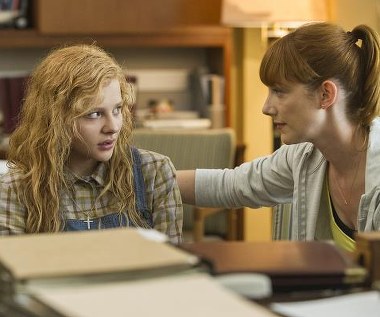 Chloë Grace Moretz i Judy Greer w scenie z filmu "Carrie"