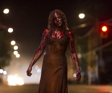 Chloë Grace Moretz w scenie z filmu "Carrie"