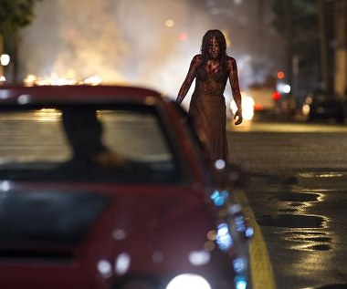 Chloë Grace Moretz w scenie z filmu "Carrie"