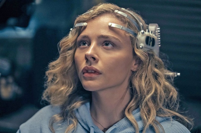 Chloe Grace Moretz w scenie z serialu "Peryferal" /materiały prasowe