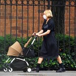 Chloe Sevigny w dziwnej stylizacji na spacerze z dzieckiem