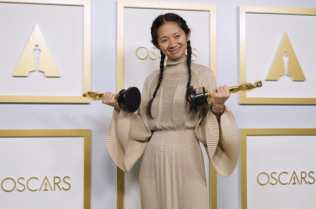 Chloe Zhao ze statuetkami za reżyserię i najlepszy film dla "Nomadland" na 93. gali Oscarów /Chris Pizzello / POOL /PAP/EPA