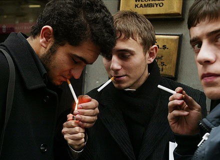 Chłopaki palą, by zaoszczędzić służbie zdrowia na kosztach leczenia... /AFP