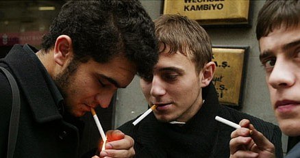 Chłopaki palą, by zaoszczędzić służbie zdrowia na kosztach leczenia... /AFP
