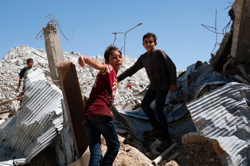 Chłopcy bawiący się w ruinach Al-Rakki - nieformalnej stolicy tzw. Państwa Islamskiego /Michał Zieliński  /INTERIA.PL/materiały prasowe
