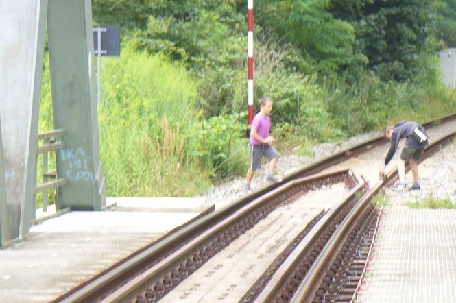 Chłopcy układali kamienie na torach na moście przez Nysę /foto. Bundespolizei /