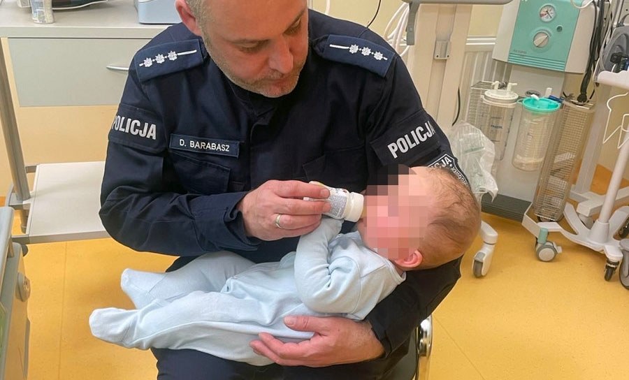 Chłopczyk w asyście policjantów trafił do szpitala w ubiegłym tygodniu /Policja Warszawa /