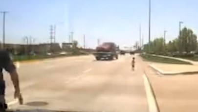 Chłopczyk wbiegł na ruchliwą drogę. Uratował go policjant