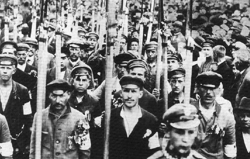 Chłopi nie rozstawali się z kosami od Racławic. Mieli je też w 1920 roku i później podczas protestów /Wikimedia Commons /domena publiczna