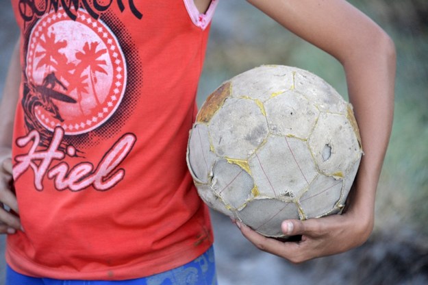 Chłopiec grający w piłkę na ulicy w brazylijskim Santo Andre /MARCUS BRANDT /PAP/EPA