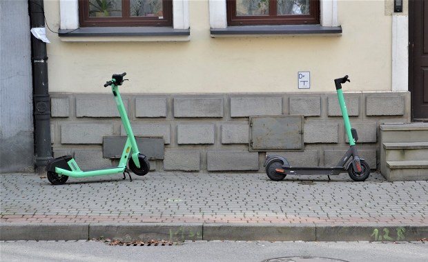 Chłopiec na hulajnodze zderzył się z rowerzystą. Trafili do szpitala