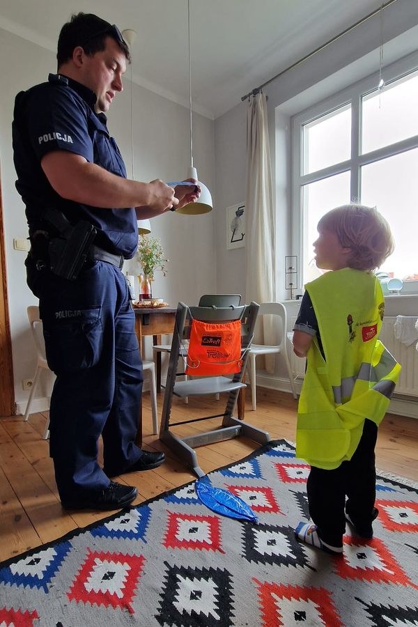 Chłopiec otrzymał od policji upominki /Policja Pomorska /Policja