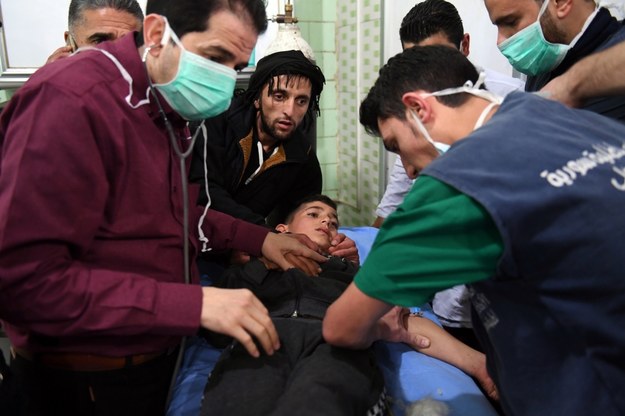 Chłopiec poszkodowany w ataku chemicznym w Aleppo na zdjęciu opublikowanym przez Syria’s Arab News Agency /SANA HANDOUT /PAP/EPA