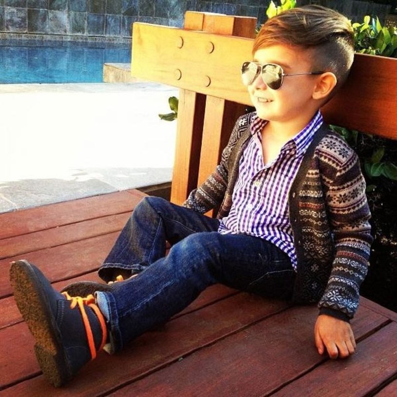 Chłopiec uwielbia nosić ciężkie buty i okulary słoneczne w stylu gwiazd Hollywood /East News