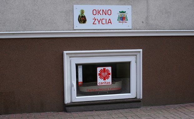 Chłopiec w oknie życia. Niemowlę jest zdrowe