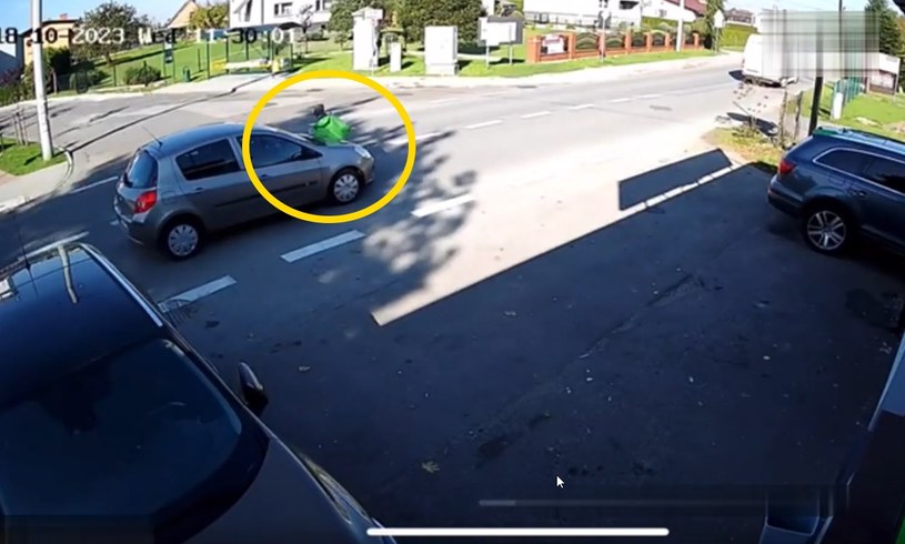 Chłopiec wbiegł wprost pod Renault Clio, jego kierowca nie mógł nic zrobić, by uniknąć potrącenia /Policja