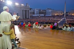 Chłopiec wdrapał się na podest papieża