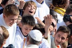 Chłopiec wdrapał się na podest papieża