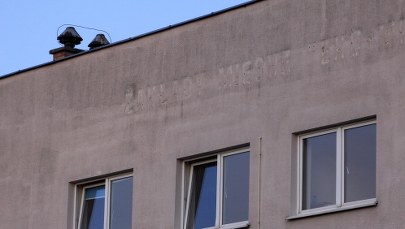 Chłopiec wypadł z okna. W mieszkaniu była pijana matka