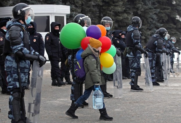 Chłopiec z balonami i wodą wśród służb w Kazaniu /	Yegor Aleyev /PAP/ITAR-TASS