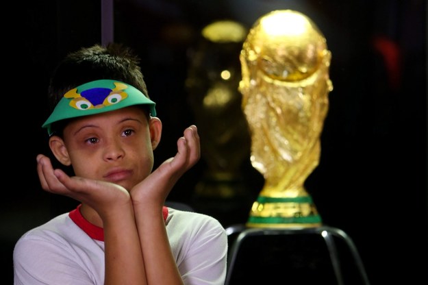 Chłopiec z Brazylii podziwia Puchar Świata /FERNANDO BIZERRA JR. /PAP/EPA