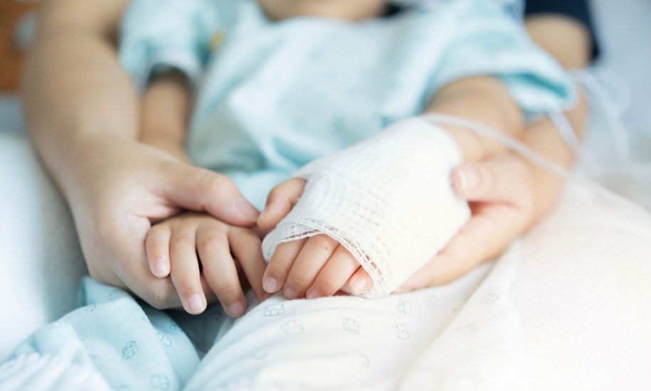 Chłopiec ze śpiączki był wybudzany stopniowo. /Shutterstock