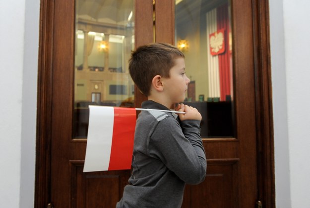 Chłopiec zwiedzający Sejm podczas dnia otwartego zorganizowanego z okazji zbliżającego się Święta Niepodległości /Bartłomiej Zborowski /PAP