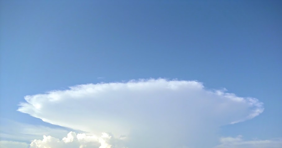 Chmura deszczowa Cumulonimbus ma kształt kowadła. Może mieć nawet ponad 10 km wysokości. W dolnej części zbudowana jest z kropel wody, w górnej z kryształków lodu /Wikimedia