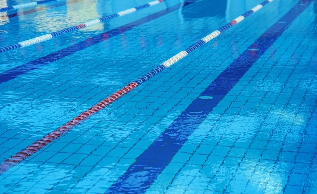 Chmura drażniącego gazu na basenie. 5 osób w szpitalu