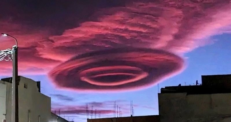 Chmura soczewkowata nad marokańskim miastem Outat El Haj. Kształtem przypominała UFO /Hans van Boven/Theodoros Kolydas/Facebook /