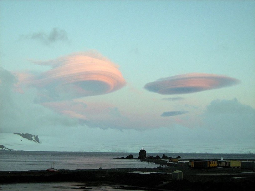 Chmura soczewkowata to nieruchoma chmura w kształcie soczewki, która jest ustawiona pod kątem prostym do kierunku wiatru, a równolegle do linii gór. Jest typowym objawem zjawiska fenowego. / zdjęcie: wikipedia /domena publiczna