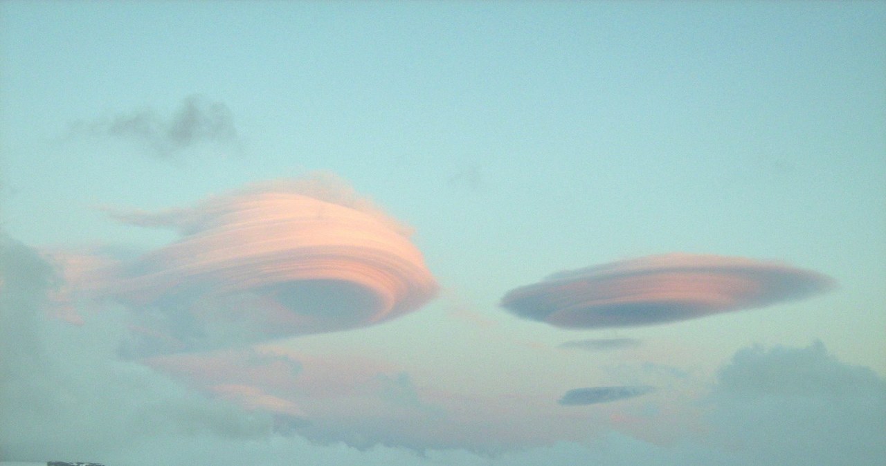 Chmury Altocumulus lenticularis /Wikimedia Commons